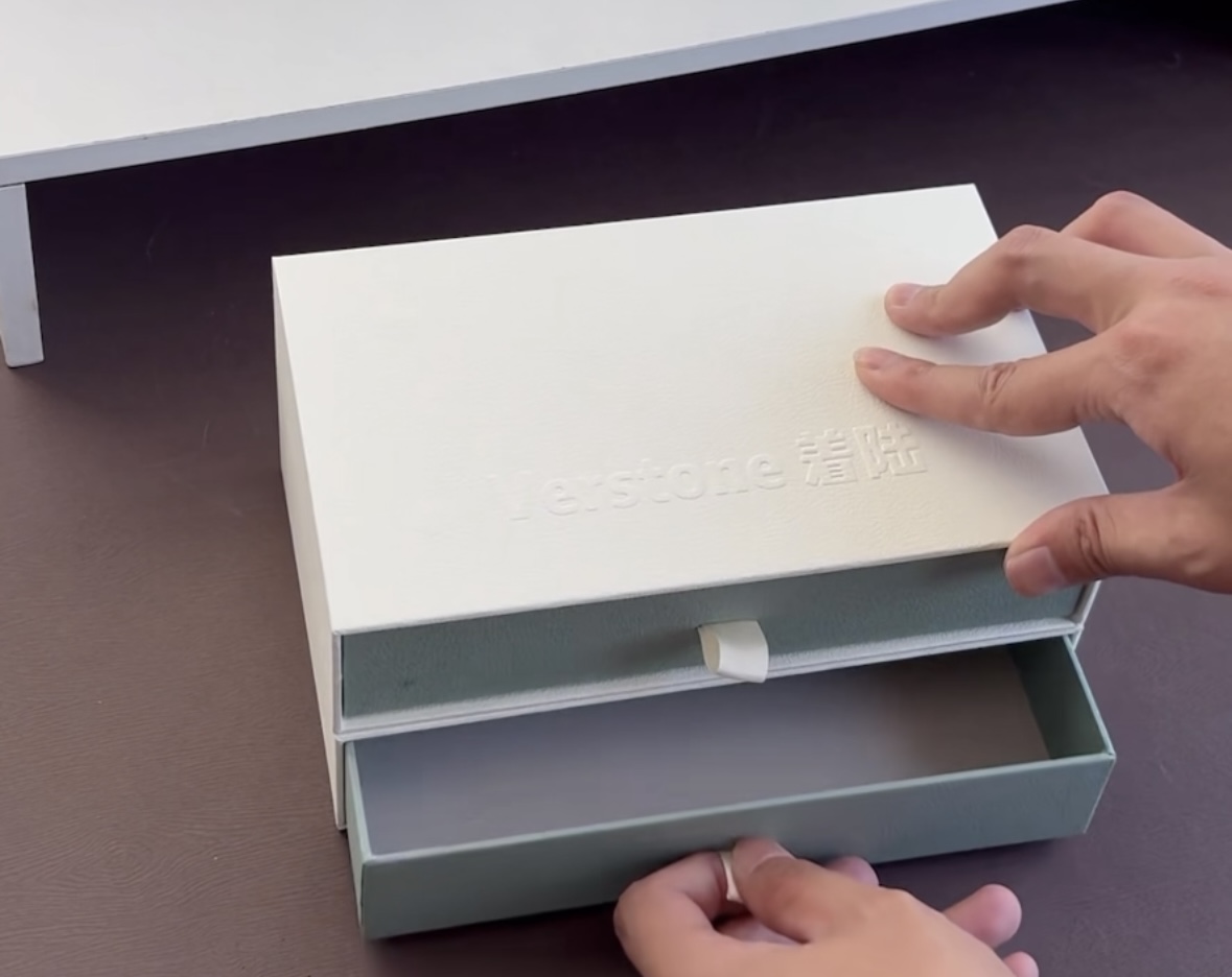 Diese stilvolle Geschenkbox, die sich gegenseitig anziehen kann, lässt Ihr Geschenk hervorheben!