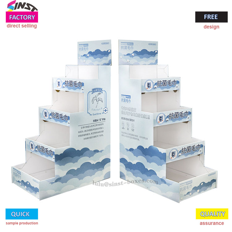 Wie kann ein Pappständer mit Handtüchern im Regal kommunizieren?